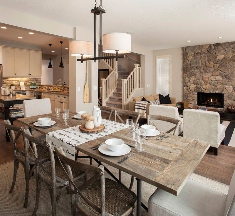 Réglage de la table dans la salle à manger de la cuisine-salon