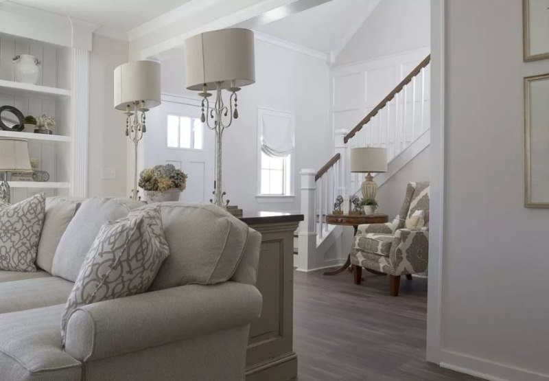 Intérieur classique dans le salon moderne d'une maison privée