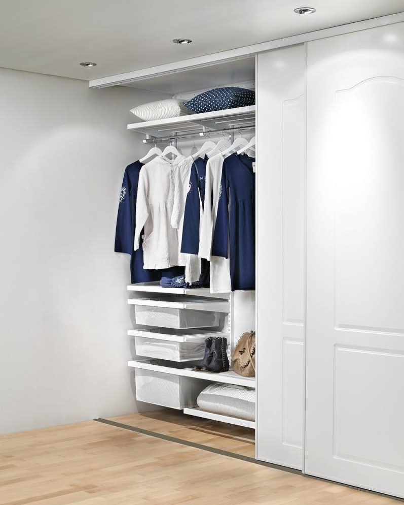 Chemises et pulls sur cintres à l'intérieur de la garde-robe