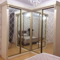 Armoire en forme de L dans le coin de la chambre