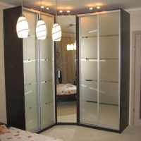 Éclairage dans la chambre d'un appartement en ville