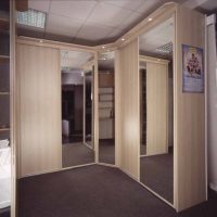 Calendrier sur le mur du meuble d'angle