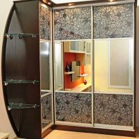 Ouvrir les étagères en verre sur le mur du meuble