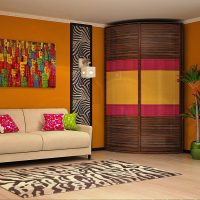 Tapis tacheté sur le sol du salon