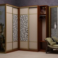 Motifs floraux sur les portes de la garde-robe