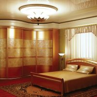 Lit double sur le tapis dans la chambre