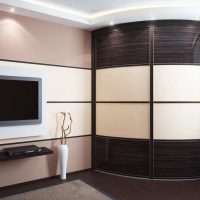 Éclairage du périmètre du plafond dans le salon