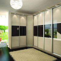 Tapis gris sur le sol noir