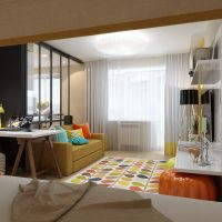 Mur de miroir à l'intérieur du salon