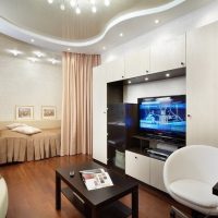 Plafond à plusieurs niveaux avec toile brillante