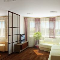 Légers rideaux translucides sur les fenêtres d'un studio