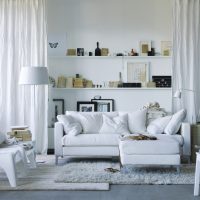 Meubles rembourrés blancs dans le salon de style scandinave
