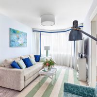 Décorer un mur au-dessus d'un canapé avec une peinture