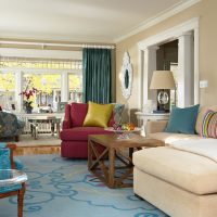 Intérieur du salon de style boho lumineux