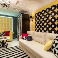 Disques vinyles sur le mur jaune