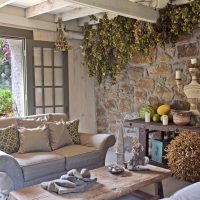 Bouquets de plantes séchées au plafond de la cuisine