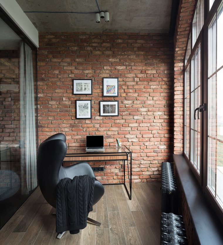 Étude de style loft sur le balcon