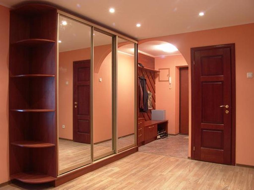 Armoire penderie directe à l'intérieur du couloir