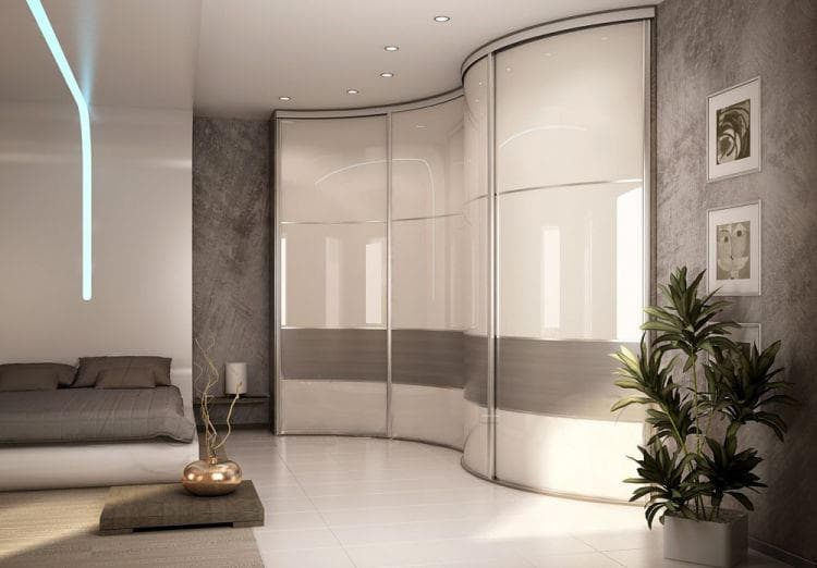 Meuble d'angle avec portes arrondies à l'intérieur de la salle