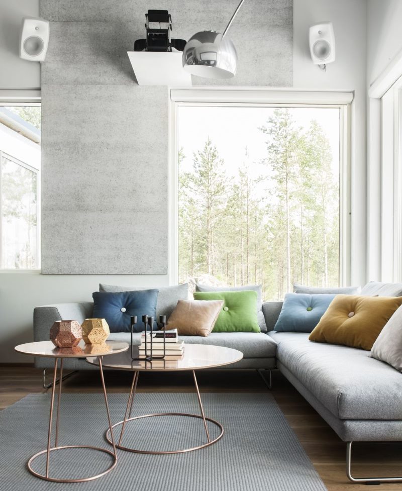 Coussins décoratifs multicolores dans le salon de style moderne