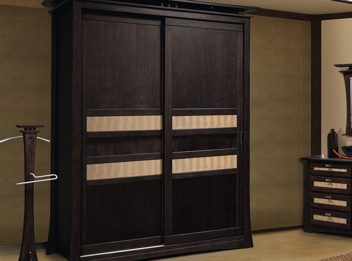 Armoire en pin massif marron foncé