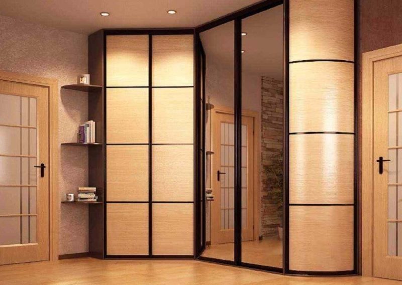 Armoire à glace faisant partie d'un ensemble de meubles pour le couloir