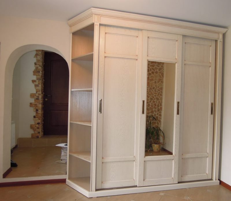 Miroir sur la porte du milieu de la garde-robe