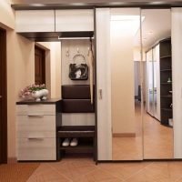 Vase avec des fleurs fraîches sur un piédestal dans le couloir