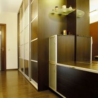 Meuble d'armoire à l'intérieur du couloir