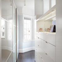 Couloir étroit dans une maison de campagne