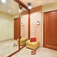 Sac rouge sur un pouf jaune