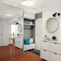 Miroir rond sur un mur blanc