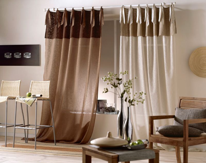 Rideaux multicolores sur des rubans au lieu d'anneaux