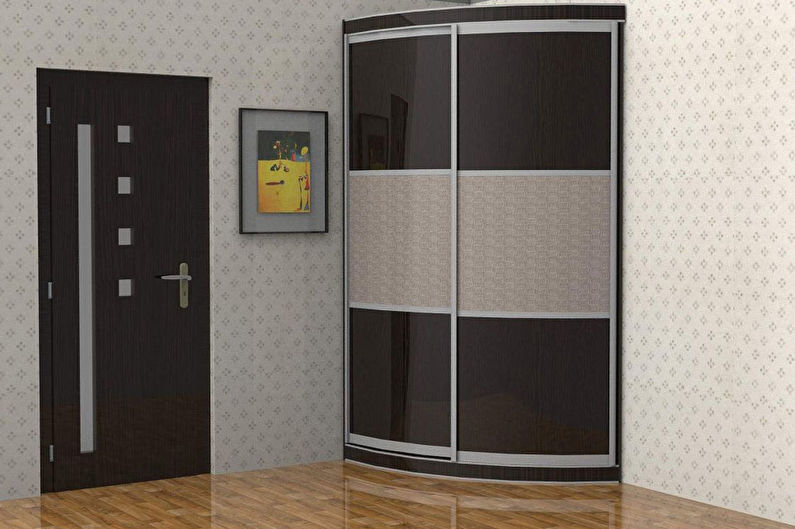 Armoire d'angle d'angle à l'intérieur du couloir
