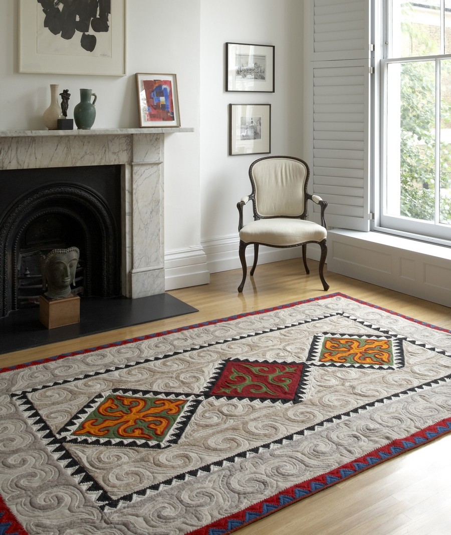 Tapis en feutre devant la cheminée dans le salon