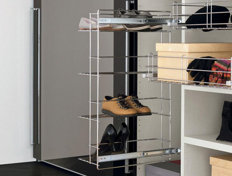 Chaussures d'été sur la grille du placard