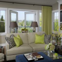 Salon d'une maison privée avec accès à un balcon