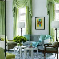 Deux petites chaises au lieu d'une table basse