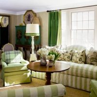 Fleurs fraîches dans un vase sur une table en bois