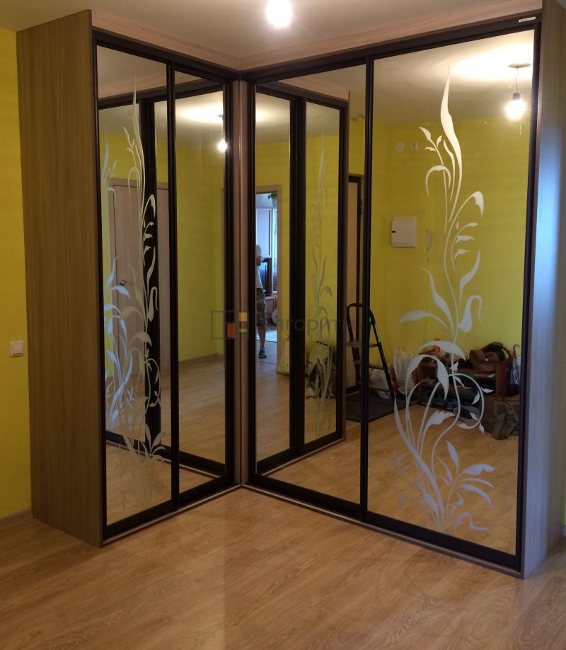 Armoire coulissante en L avec façades en miroir