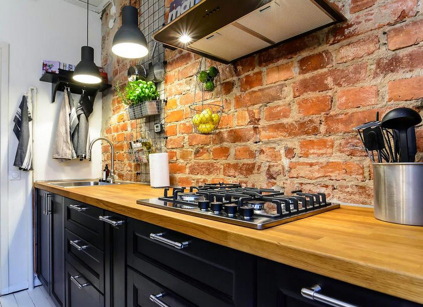 Tablier de brique dans la cuisine dans le style loft
