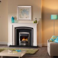 La combinaison de beige et turquoise dans la conception du salon