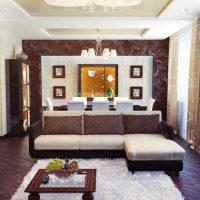 Oreillers clairs sur un cadre de canapé d'angle sombre