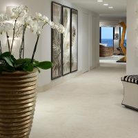 Conception de la salle avec vase au sol