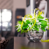 Composition décorative avec des fleurs artificielles.