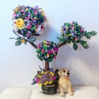 Figurine d'un chien sur une table dans le salon