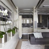 Lis calla dans des pots en acier inoxydable