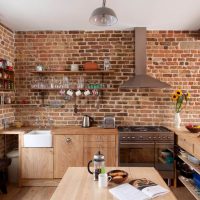 Meubles en bois dans la cuisine de style loft