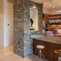 Niche dans une colonne avec une figurine décorative