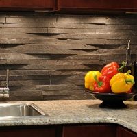 Poivrons jaunes et rouges dans une tasse près de l'évier